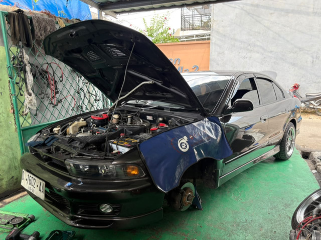 Proses servis Mitsubishi Galant. Foto: Alvian Yoga Yulianto/kumparan