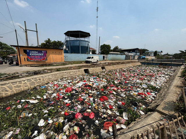Tumpukan sampah samping PDAM Babelan, Desa Kebalen, Kec. Babelan, Kab. Bekasi, Jawa Barat, Rabu (16/9/2026). Foto: Pradya Tirta/kumparan