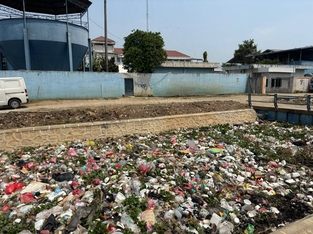 Tumpukan sampah samping PDAM Babelan, Desa Kebalen, Kec. Babelan, Kab. Bekasi, Jawa Barat, Rabu (16/9/2026). Foto: Pradya Tirta/kumparan