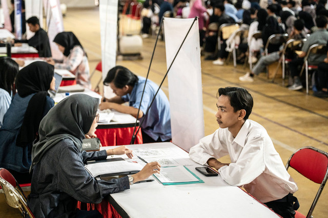 Bursa kerja yang digelar oleh pemerintah Kabupaten Kendal tersebut melibatkan 34 perusahaan dengan membuka 4.703 lowongan kerja untuk penempatan di dalam dan luar negeri. Foto: Aprillio Akbar/ANTARA FOTO