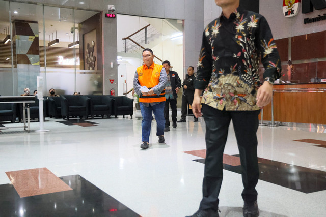 Tersangka Adrianto Pitoyo Adhi, Direktur Utama Summarecon (No. Rompi 201), menuju mobil tahanan usai menjalani pemeriksaan di KPK, Selasa (15/9/2026). Foto: Dok. KPK