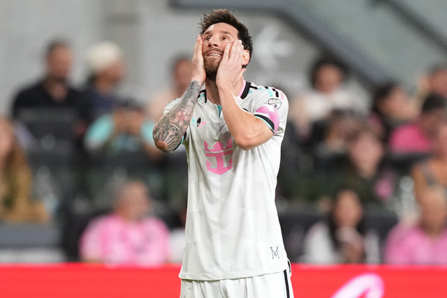 Lionel Messi mengambil waktu sejenak setelah gagal mencetak gol ke gawang Nashville SC.