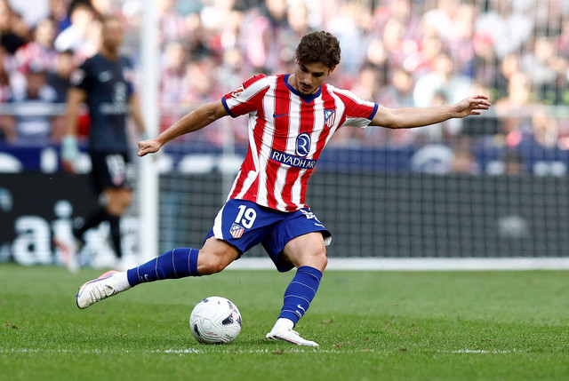 Julian Alvarez saat membela Atletico Madrid melawan Villarreal. Foto: Thomas Peter/REUTERS