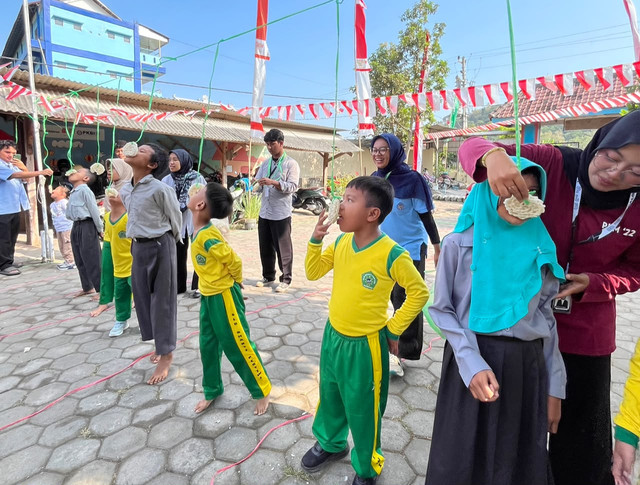 Murid SLB Bhakti Pertiwi Prambanan mengikuti lomba makan kerupuk