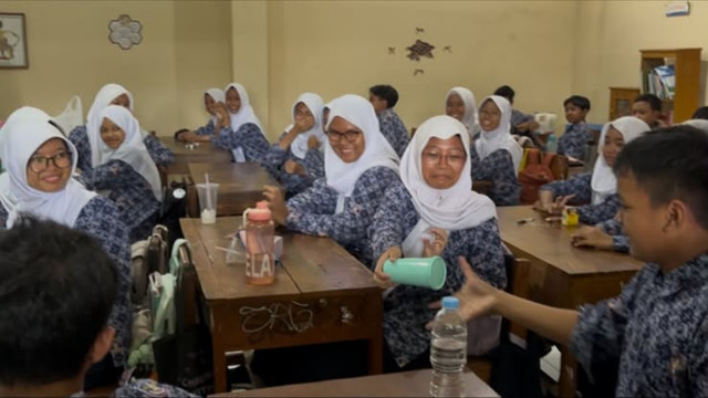 Peserta didik sedang mengestafet botol sebagai media perantara permainan truth or dare. Foto: Muhamad Tirta. Selasa (01/09/2026)