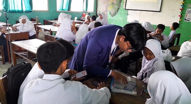 Mahasiswa PK UNY mendampingi siswa SMPN 2 Godean menggunakan media PhET Simulation dalam pembelajaran IPA interaktif untuk mendukung SDGs 4 (Pendidikan Bermutu) di Sleman, DIY. Foto: Dok. Mahasiswa PK UNY. Senin (8/9/2026).