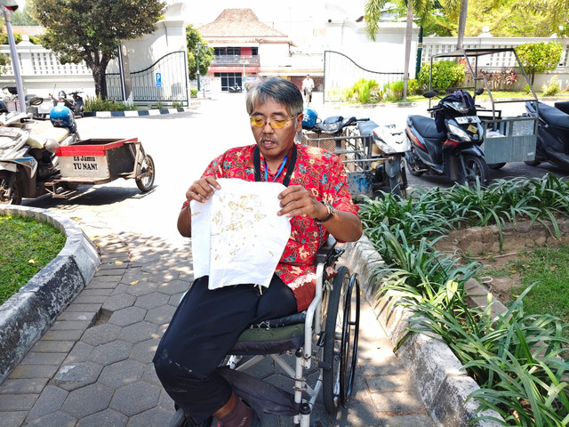Widyaskara Wibowo (57) difabel asal Yogyakarta kembangkan digital marketing untuk bantu jual produk karya sesama difabel. Foto: Arfiansyah Panji Purnandaru/kumparan