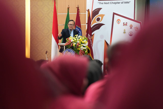 Wamendagri Bima Arya Sugiarto dorong mahasiswa baru UM Surabaya jadi generasi kosmopolitan berwawasan global dengan mental aktivis dan karakter kuat dalam ORDIK di Surabaya, Selasa (15/9/2026). Foto: Dok. Kemendagri
