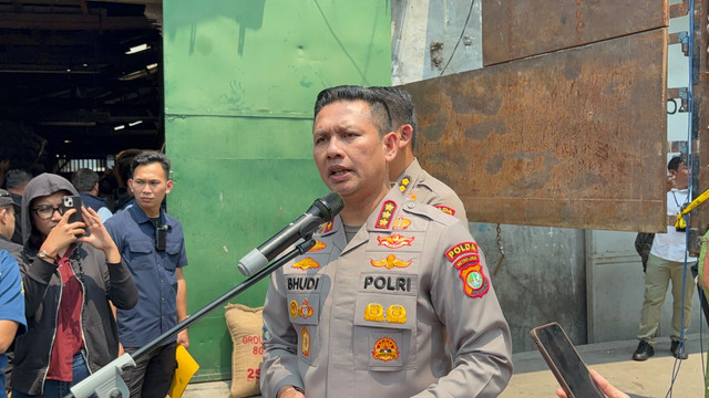 Kabid Humas Polda Metro Kombes Pol Budi Hermanto di gudang kacang tanah illegal di Penjaringan, Jakarta Utara, Rabu (16/9/2026). Foto: Rayyan Farhansyah/kumparan