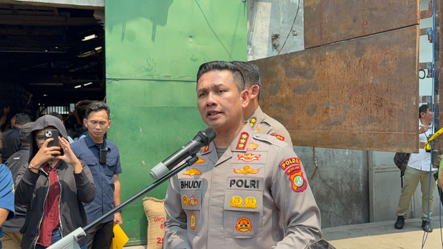 Kabid Humas Polda Metro Kombes Pol Budi Hermanto di gudang kacang tanah illegal di Penjaringan, Jakarta Utara, Rabu (16/9/2026). Foto: Rayyan Farhansyah/kumparan
