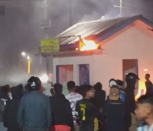 Pos polisi dibakar massa di Sumbawa Timur. Foto: Dok. Istimewa