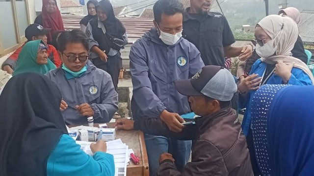 Petugas kesehatan melayani warga dalam kegiatan Cek Kesehatan Gratis (CKG) di Pustu Sukamurni, Cilawu, Kabupaten Garut. Sumber foto: Dokumentasi UPT Puskesmas Bojongloa.