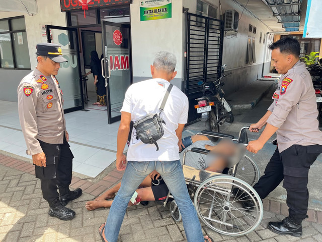 Dua orang pria dikeroyok massa diduga ketahuan mencuri jeruk nipis di Desa Sambimulyo, Kecamatan Bangorejo, Kabupaten Banyuwangi, Rabu (16/9/2026). Foto: Dok. Polresta Banyuwangi