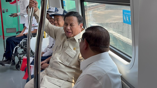 Presiden Prabowo Subianto meninjau LRT rute Kelapa Gading-Manggarai, Rabu (16/9/2026). Foto: Zamachsyari/kumparan