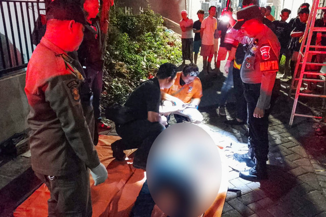 Seorang mahasiswa PENS bernama Reyhan Putra Ariutama (25) ditemukan meninggal dunia di rumah kos di Jalan Keputih Makam, Kecamatan Sukolilo, Surabaya, Rabu (16/9/2026). Foto: Dok. BPBD Surabaya