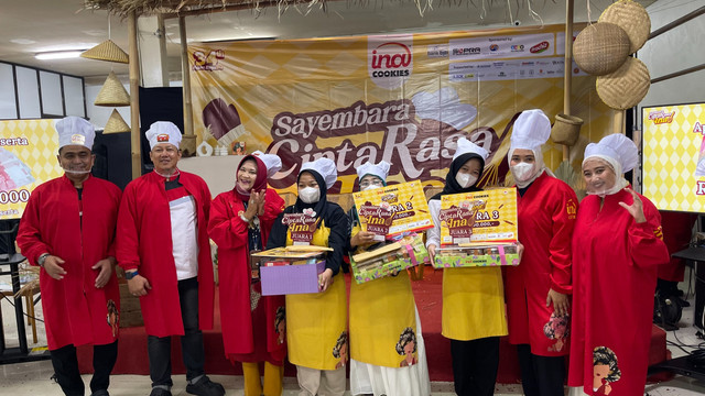 Para pemenang berfoto bersama usai pengumuman juara Grand Final Sayembara Cipta Rasa INA di Pabrik Ina Cookies, Bandung pada Sabtu (12/9). Foto: Dok. Istimewa