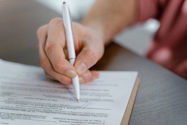 Ilustrasi membahas contoh surat keterangan penghasilan. Foto: Pexels