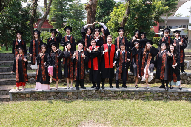 Siswa-siswa Sinarmas World Academy (SWA) saat merayakan kelulusan. Foto: Dok. Sinarmas