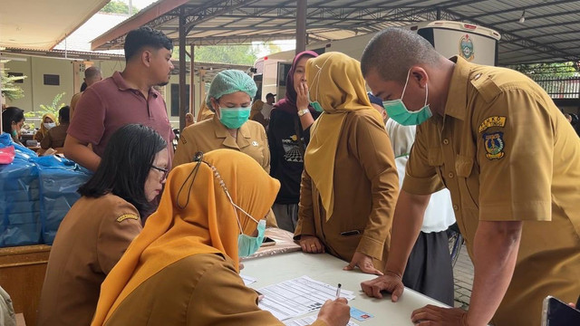 Tenaga kesehatan mengikuti proses pendaftaran dalam kegiatan skrining Tuberkulosis (TB) di RSUD Dr. H. Kumpulan Pane, Tebing Tinggi, Senin (14/9/2026). Foto: Dokumentasi kegiatan skrining TB