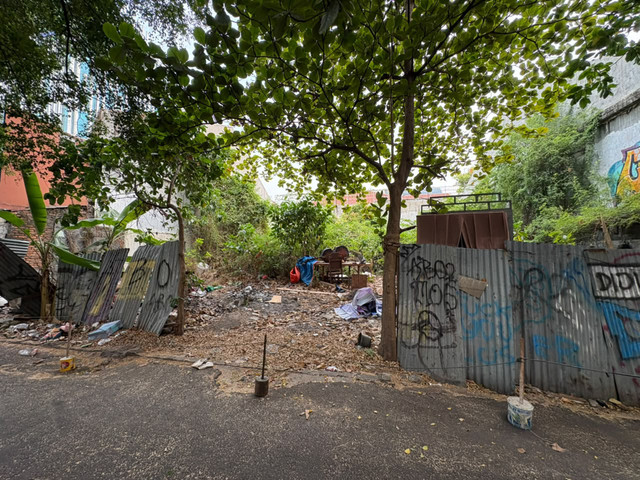 Lahan kosong yang sempat ditemukan granat di sisi Jalan Letjen Suprapto, Cempaka Putih, Jakarta Pusat, Rabu (16/9/2026). Foto: Nauval Pratama/kumparan
