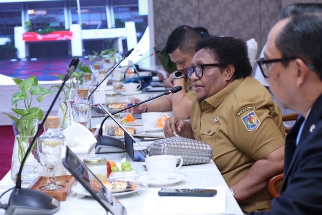 Wamendagri Ribka Haluk nyatakan kesiapan Kemendagri kawal pengalihan tata kelola PPPK guru dari pemda ke pemerintah pusat guna perbaiki distribusi dan atasi keterbatasan fiskal daerah dalam rapat di Kementerian PANRB, Jakarta, Selasa (15/9/2026). Foto: Dok. Kemendagri