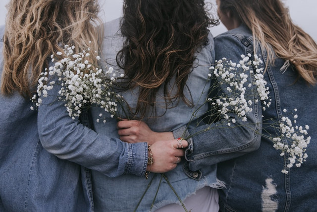 Ilustrasi Decent girl artinya. Foto: Unsplash/Becca Tapert