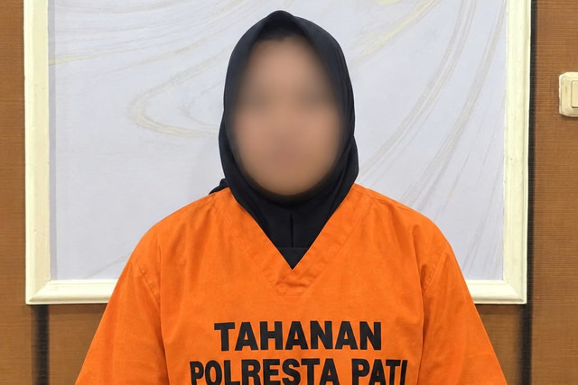 Tersangka nenek yang membuat cucunya sendiri usai ditangkap polisi, Rabu (16/9/2026). Foto: Polres Pati