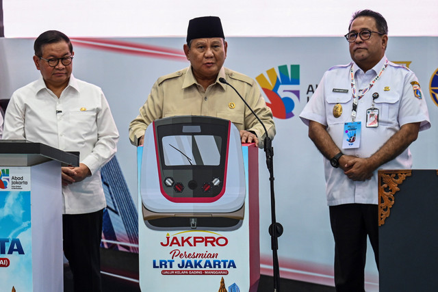 Presiden Prabowo Subianto didampingi Gubernur DKI Jakarta Pramono Anung dan Wagub DKI Jakarta Rano Karno secara simbolis meresmikan operasional LRT rute Kepala Gading-Manggarai di Stasiun LRT Manggarai, Jakarta, Rabu (16/9/2026). Foto: Galih Pradipta/ANTARA FOTO