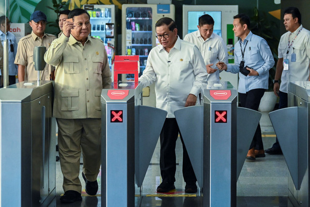 Presiden Prabowo Subianto (kiri) bersama Gubernur DKI Jakarta Pramono Anung (tengah) memasuki peron di Stasiun LRT Kelapa Gading, Jakarta, Rabu (16/9/2026). Foto: Galih Pradipta/ANTARA FOTO