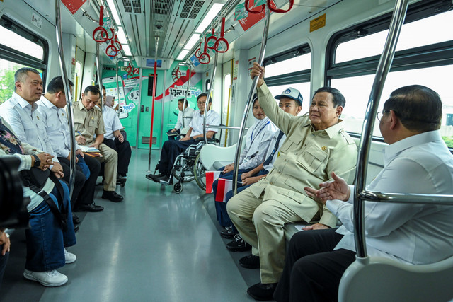 Presiden Prabowo Subianto berbincang dengan Menhub Dudy Purwagandhi dan Gubernur DKI Jakarta Pramono Anung saat menumpang LRT di rute LRT Kelapa Gading-Manggarai, Jakarta, Rabu (16/9/2026). Foto: Galih Pradipta/ANTARA FOTO