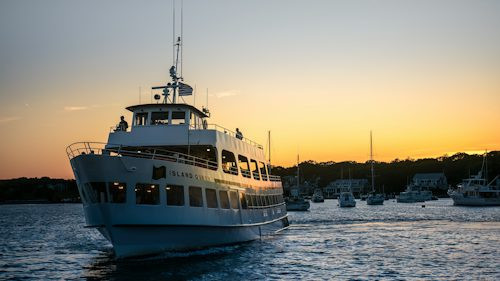 Ilustrasi Docking Kapal adalah, Foto: Unsplash/Rusty Watson