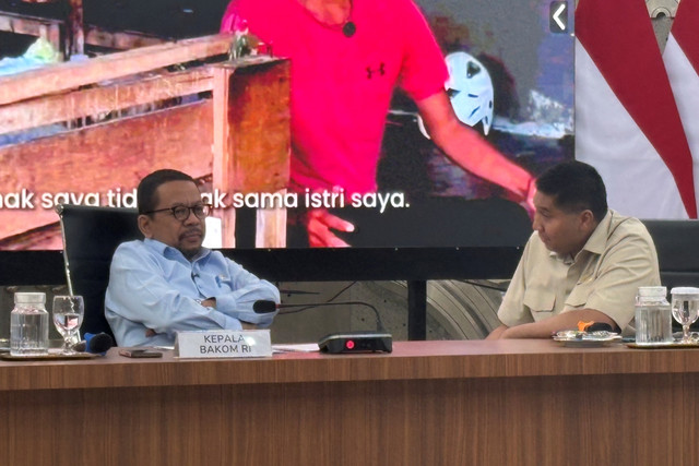 Kepala Badan Komunikasi Pemerintah (Bakom) Muhammad Qodari dan Menteri Perumahan dan Kawasan Permukiman (PKP) Maruarar Sirait tengah berbincang di Kantor Bakom di Jakarta Pusat, Rabu (16/9/2026). Foto: Widya Islamiati/kumparan