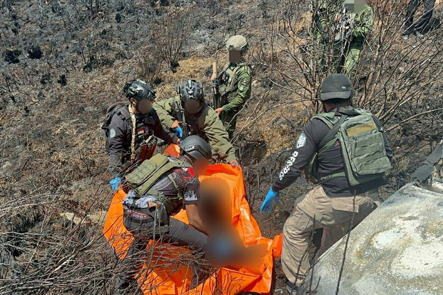 Evakuasi sopir travel yang ditembak dan dibakar KKB di Nduga, Papua. Foto: KOOPS TNI Habema