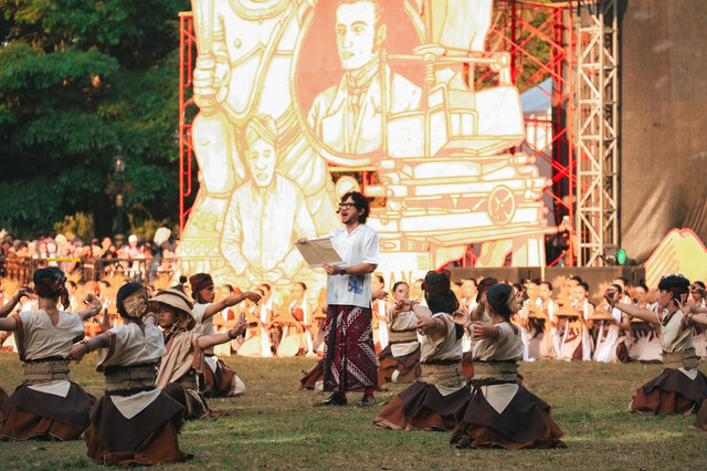 Kunto Aji, saat membawakan tembang macapat di pembukaan Festival Kebudayaan Yogyakarta (FKY) 2026, Minggu (13/9). Foto: Dok. Istimewa.