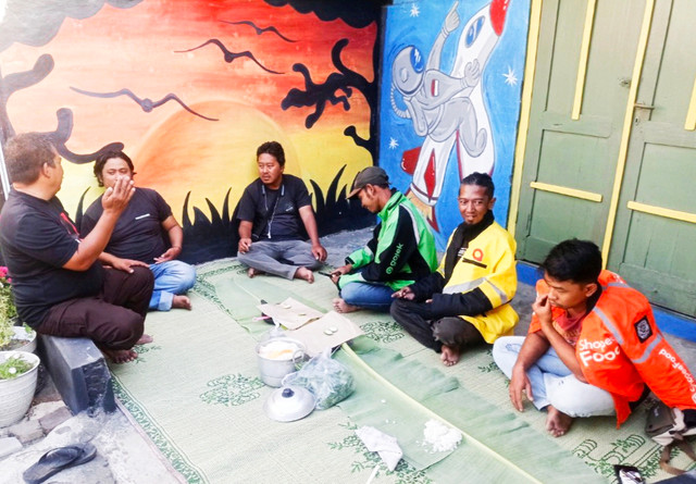 Diskusi dan kajian terkait Kemitraan di sebuah pangkalan ojol Delanggu Klaten (dok foto @Pitut Saputra)