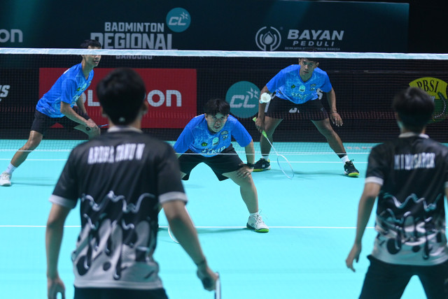 Agnia Sri Rahayu, Rangga Arda Rheta, dan Deandra Ikhsan Gunawan dari STKIP Pasundan Cimahi sukses menyandang gelar Juara 3x3 Campus League Badminton Regional Bandung di GOR Bandung, Jawa Barat, Rabu (16/9/2026). Foto: Campus League