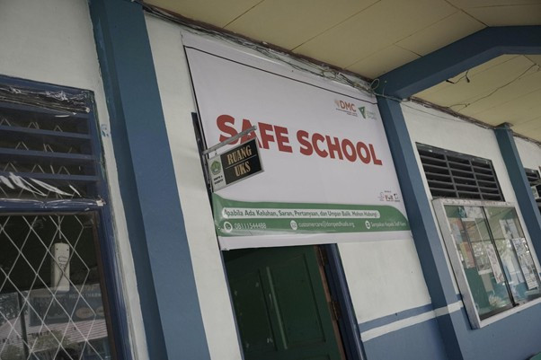 DMC Dompet Dhuafa juga menyediakan ruangan khusus bernama Safe School (Ruang Aman Asap). Ruangan ini dilengkapi dengan kipas penyedot udara (exhaust fan), akuarium, serta berbagai tanaman guna menetralisir dampak asap yang sulit dihindari di lingkungan sekolah