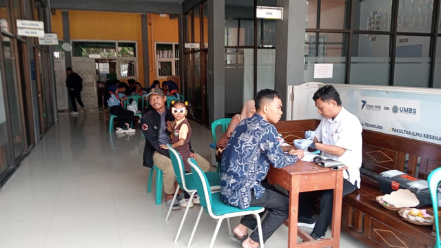 Suasana pemeriksaan kesehatan calon pendonor dalam kegiatan donor darah memperingati Anniversary ke-IX MAPALA SAKTI di Kampus UMBS, Senin (14/09/2026).