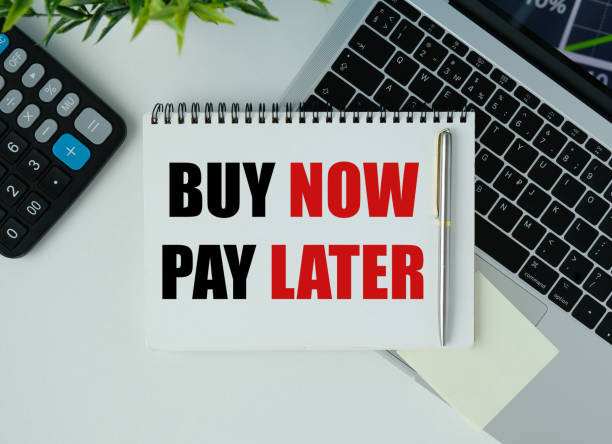 Ilustrasi: konsep “Beli Sekarang, Bayar Nanti” (Buy Now, Pay Later) dengan catatan keuangan dan kalkulator. Foto: Pavel Kot/iStock.