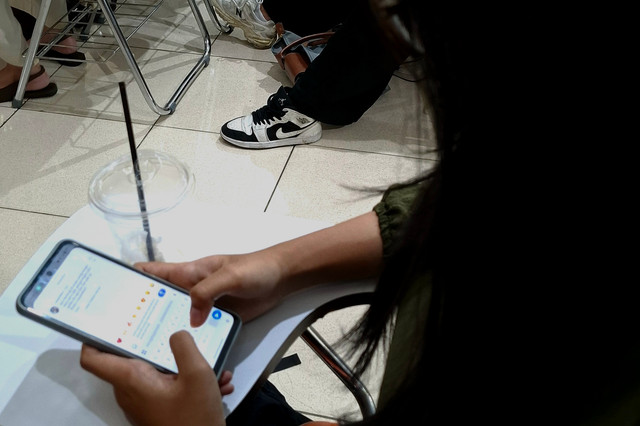 Ilustrasi penggunaan ponsel untuk mengakses informasi dan opini di ruang digital. sumber foto: Dokumentasi Pribadi Bilda Ramadhani