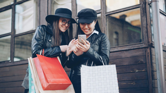 Generasi muda menggunakan smartphone dalam aktivitas sehari-hari dan berbelanja. Sumber: Vitaly Gariev/Unsplash