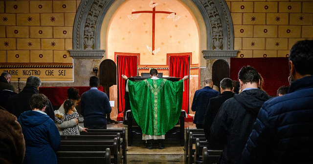 Seorang misionaris LCMS memanjatkan doa saat Ibadah Pembukaan Gereja Lutheran Christus Victor pada hari Sabtu, 27 Januari, di Roma. Sumber: https://reporter.lcms.org/2024/the-righteous-shall-live-by-faith-planting-a-lutheran-church-in-rome/