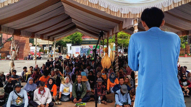Orasi Mahasiswa Saat Rangkaian Peringatan Hari Tani Nasional di Indramayu. Sumber Dokumentasi: Arsip Pribadi.