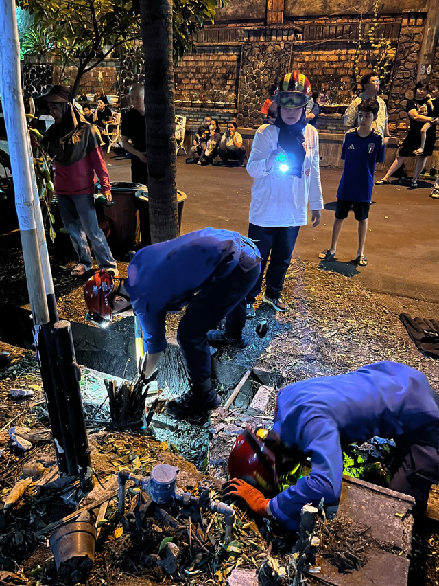 Petugas pemadam kebakaran Depok mencari keberadaan ular yang disebut memangsa sejumlah kucing di Perumahan Gemah Pesona, Depok. Foto: Dok. Istimewa