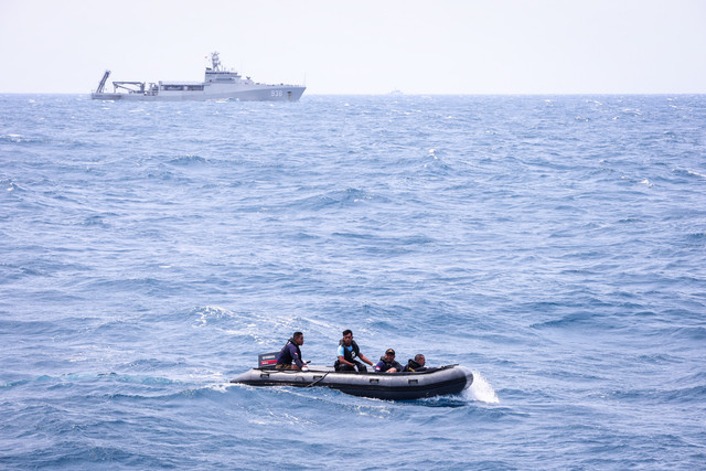 Personel TNI AL menaiki perahu karet saat operasi SAR KM Virgo Transport 8 di Perairan Laut Jawa, Rabu (16/9/2026). Foto: Rizal Hanafi/ANTARA FOTO