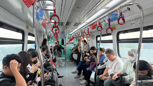 Suasana di LRT Jakarta rute Kelapa Gading-Manggarai, Kamis (17/9/2026). Foto: Zahira Hilman/kumparan