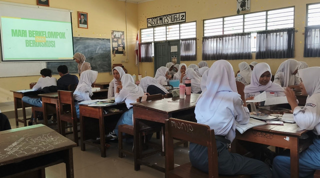Mahasiswa Praktik Kependidikan membantu murid dalam menemukan identitas polinomial, Kulon Progo, Kamis (27/8/2026). Foto: dokumen pribadi