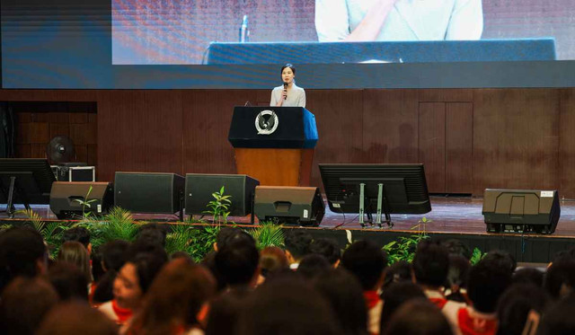Memasuki dunia perkuliahan, mahasiswa biasanya membawa berbagai harapan, mulai dari lulus tepat waktu, meraih gelar, membangun karier, hingga membanggakan orang tua. Namun, apakah universitas hanya tentang gelar dan pekerjaan? Pertanyaan tersebut menjadi titik awal bagi para mahasiswa baru Universitas Pelita Harapan (UPH) untuk melihat kembali makna pendidikan tinggi melalui sesi ‘What Is a University For?’ pada UPH Festival 2026 di Kampus Utama UPH Lippo Village, Tangerang, 13 Agustus 2026.