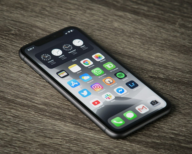 Ilustrasi cara update iOS 27. Foto: Unsplash.com/Thom Bradley