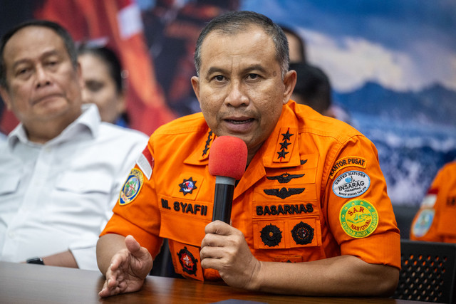 Kepala Basarnas Marsekal Madya TNI Mohammad Syafii (kanan) memberikan keterangan update penanganan kecelakaan Kapal Motor Penumpang (KMP) Virgo Transport 8 di Posko Nasional Pelabuhan Tri Sakti, Banjarmasin, Kalimantan Selatan, Rabu (16/9/2026). Foto: Bayu Pratama S/ANTARA FOTO